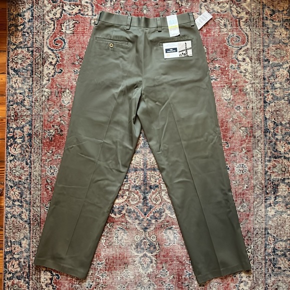 NWT Dockers Pleated D3 Classic Fit Olive Green Chinos 30 x 30 - Picture 3 of 5